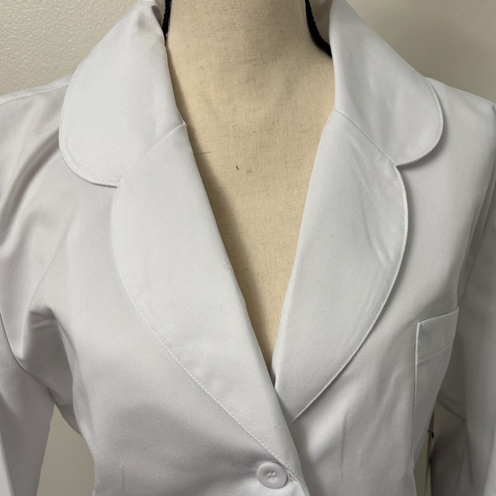 Grey’s Anatomy Gardenia California White Lab Coat-XL- NWT - Picture 3 of 9